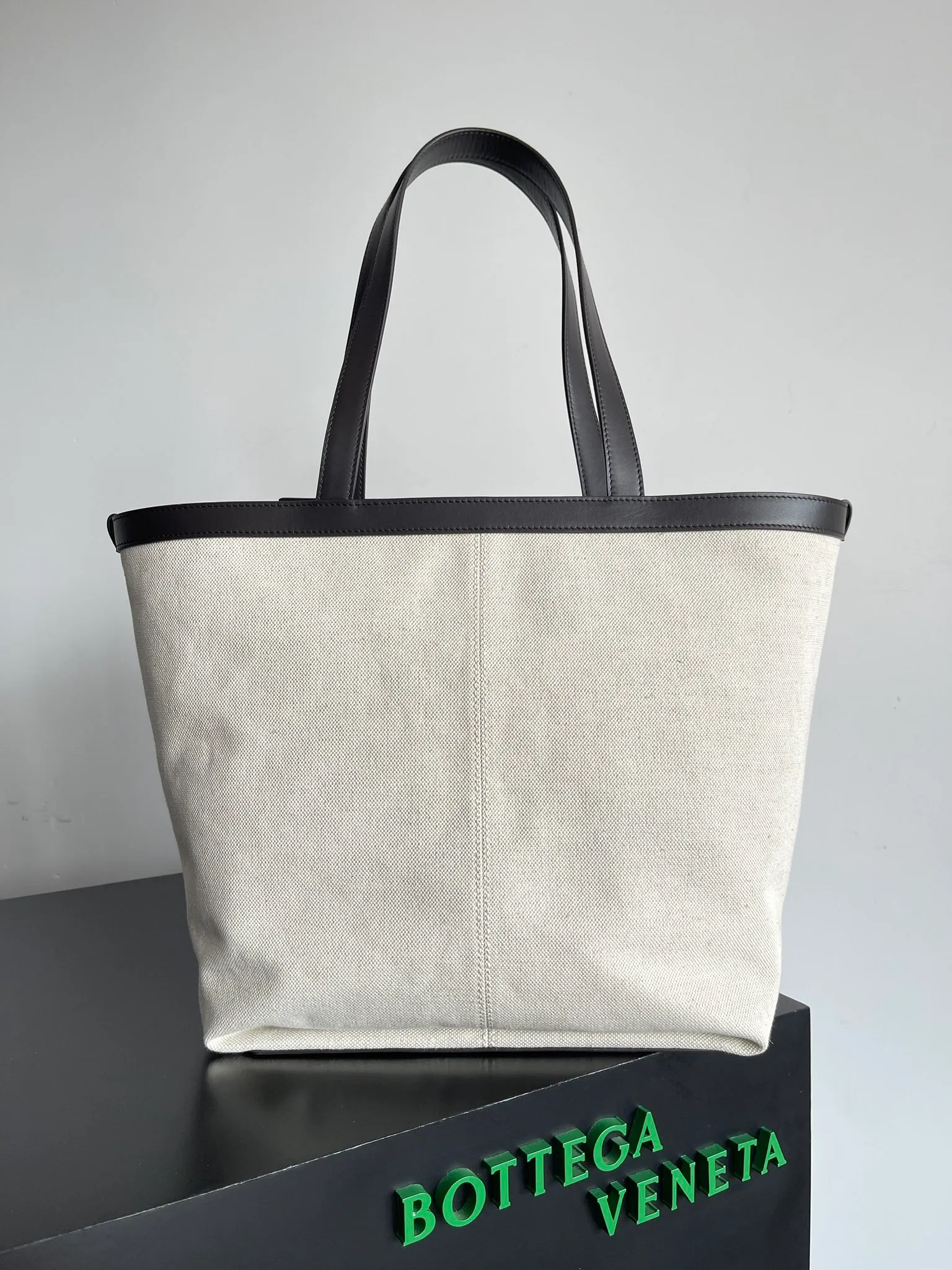 Batch 1880 BV's new structure Flip Flap tote handbag. Flip and fold, deconstructing the classic. A representative of restrained and elegant pragmatism. The best companion for travel and commuting. The cotton and linen blended bag body is lightweight and durable. The black and white panda color scheme is very distinctive. There are sizes🉑️ to choose from. Unisex. The capacity fully meets daily needs. Girls who like big bags can also choose the large size. It's really cool [color]. Style number: 754914 Size: 43*20*31